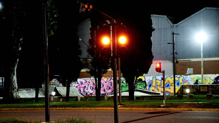 El semáforo peatonal de avenida Cervantes funciona de manera intermitente