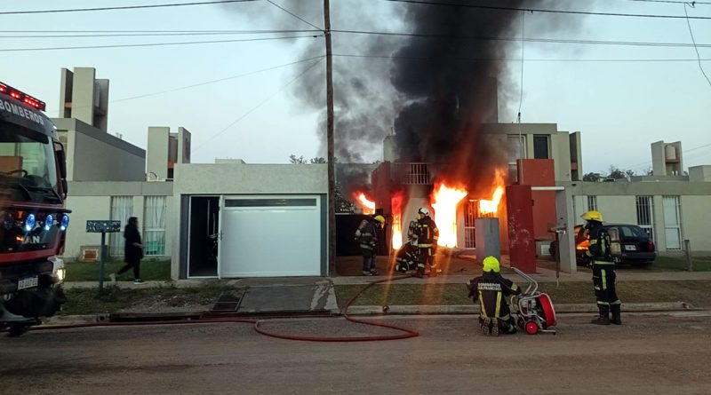 Bomberos sofocaron incendio en barrio Procrear