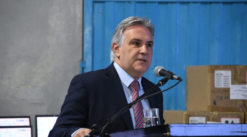 En San Francisco Llaryora entregó netbooks y anunció dos mil millones de pesos para financiar la educación técnica provincial