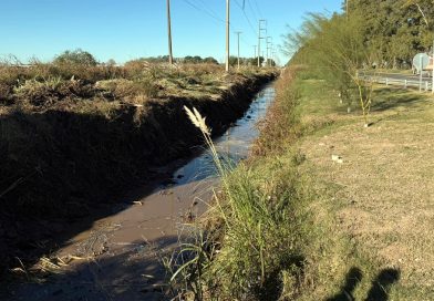 Se trabaja en la limpieza del canal de desagües pluviales de la ruta nacional 158