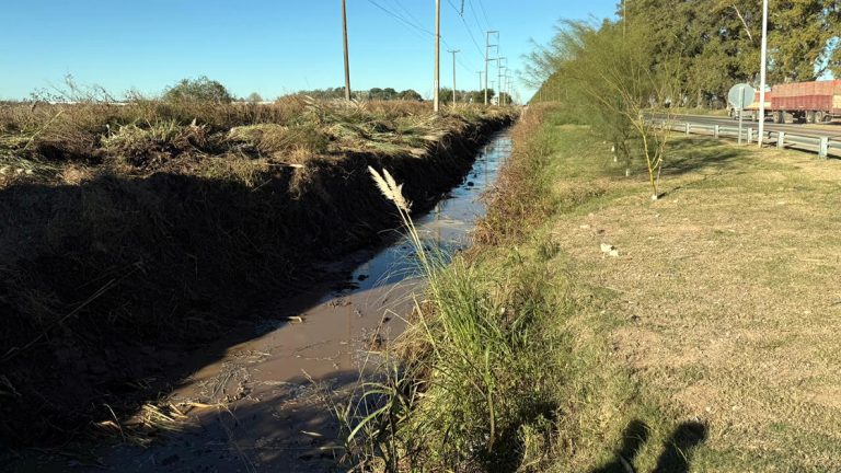 Se trabaja en la limpieza del canal de desagües pluviales de la ruta nacional 158