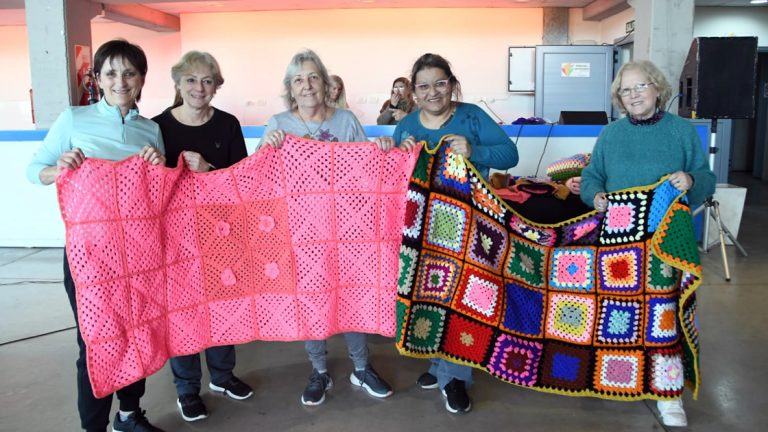“Al Frío le Ponemos Corazón”: se entraron abrigos para niñas y niños de dos CDI y la solidaridad volvió a ser protagonista