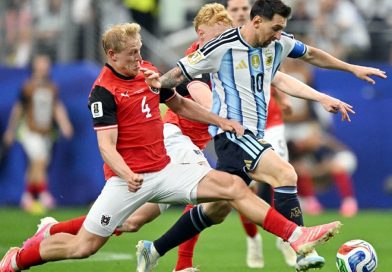 Argentina venció a Austria con un doblete de Messi y clasificó a 16avos de final