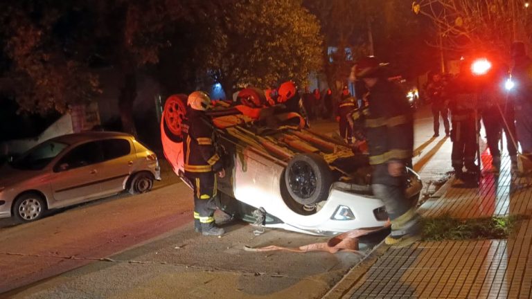 Volcó un auto tras chocar a otro estacionado