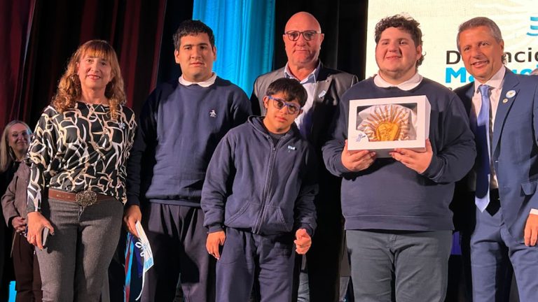 Más de 200 estudiantes de nuestra ciudad recibieron la Distinción “Manuel Belgrano”