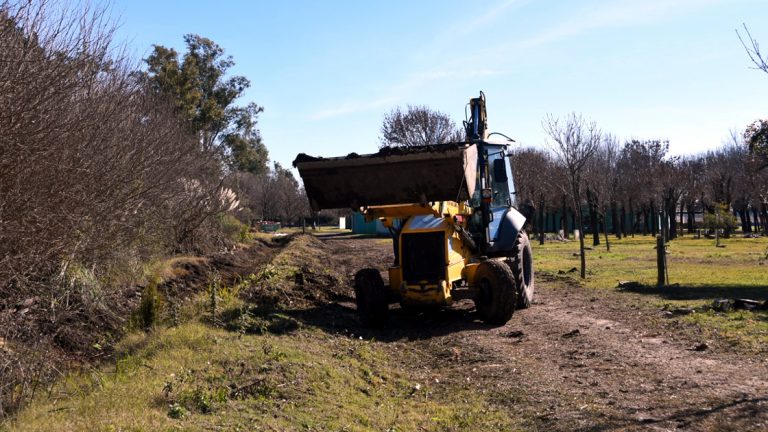 Se realizan tareas de mantenimiento y limpieza en canales del sector norte de la ciudad