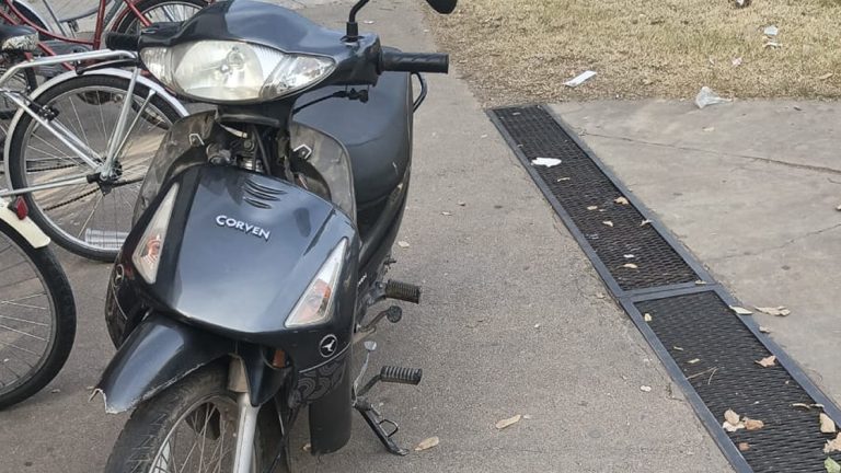 Recuperaron una motocicleta abandonada en el estacionamiento del Pingüino y dieron con su propietaria