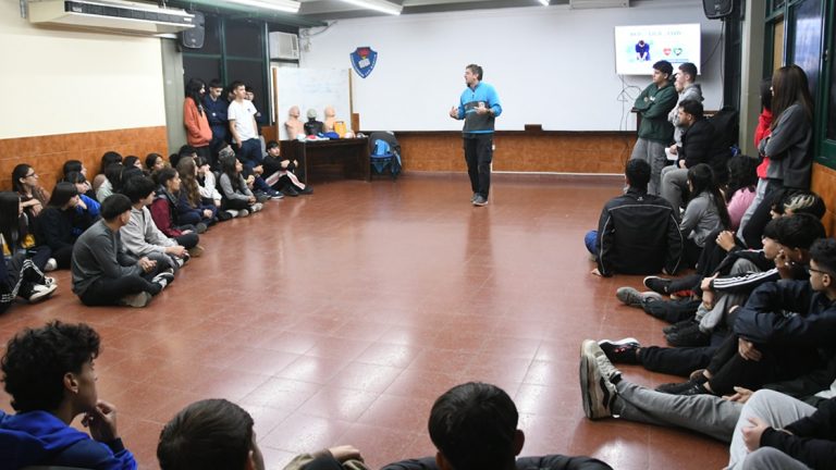 50 estudiantes del Colegio San Martín participaron de una capacitación en RCP y primeros auxilios