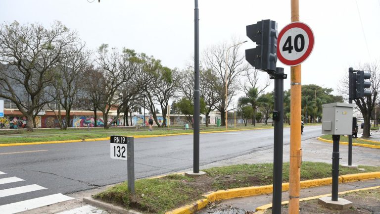 Quedó habilitado el semáforo peatonal en Avenida Cervantes y Falucho