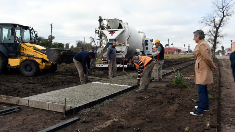 Bº Sarmiento: el municipio construye el sendero peatonal del FFCC Mitre